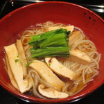 日本料理 晴山 - とどめは程良いこしの稲庭うどんに松茸が惜しげなく。