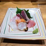 和料理 みね家 - お刺身盛り合わせ　　お皿もキレイ!