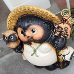 tonkatsu.jp - かわいい信楽焼のたぬきちゃんがお出迎え。思わずパチリ