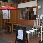 tonkatsu.jp - ウェイティング用の椅子も完備