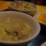 華龍飯店 - タマゴスープ、サラダ、漬物