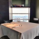 ニューヨーク・グリル - 階段を少し下がったお席