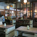 京屋茶舗 - テーブル席などが、