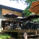 京屋茶舗 - 広いテラス席の上段。