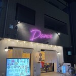 大衆酒場 Dance - 外観、ピンクのネオンサインが目印