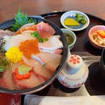 Tatsuzawa Misaki Cafe - 2310_タツザワ ミサキカフェ_日本海丼セット＠1,500円 海鮮丼、かじめ汁、漬物、もずく酢、ひじき煮、南蛮漬け