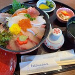 Tatsuzawa Misaki Cafe - 2310_タツザワ ミサキカフェ_日本海丼セット＠1,500円 海鮮丼、かじめ汁、漬物、もずく酢、ひじき煮、南蛮漬け