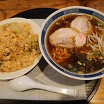 Kikuya - ラーメンとニンニクチャーハン！ラーメンとニンニクとご飯は相性抜群でした！