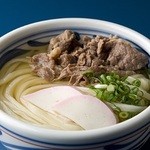 Honkaku Teuchi Udon Okasen - 肉 ： 控え目に甘辛く味付けしたお肉が、かけダシの中に広がって何とも言えない旨さを作り出します。程良く脂を除いているため、しつこくないのもポイント。