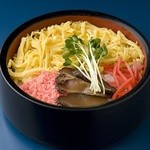 Honkaku Teuchi Udon Okasen - バラ寿司 ： ご飯ものは、讃岐うどんの定番サイドメニュー。寿司飯の上を、手焼きの錦糸玉子と紅ショウガ、シイタケ、そして桜でんぶが華やかに彩ります。セルフサービスです。