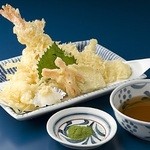 Honkaku Teuchi Udon Okasen - 天ぷら盛り合わせ ： 揚げたてのエビ天2本と、各種野菜天の盛り合わせ。天つゆと抹茶塩をお付けいたします。専門店にも引けを取らない、本格的な天ぷらをお楽しみ下さい。