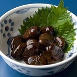 Honkaku Teuchi Udon Okasen - しょうゆ豆： 乾燥させた空豆を焙烙で炒り、醤油ベースのつけダレに漬け込んで作る、香川の名物料理。甘辛い味付けは、うどんの箸休めに最適です。