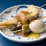 Honkaku Teuchi Udon Okasen - おでん ： うどんの待ち時間におでんを食べるのが讃岐流。カラシ味噌か甘めの味噌だれを付けてどうぞ。大根は素材がおいしくなる11～3月限定。セルフサービスです。