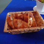 ル・トア・ド・パリ - ◯フランスパン
薄めにスライスされていて結構な量があるねえ❕
普通のお店の3倍位はあるんじゃないか❔

外はカリッカリで
中は多少モッチリ感のある美味しい味わいのパン