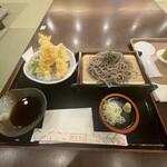 Shinchitose Kuukou Onsen Oshokujidokoro - 天ぷらそばセット　衣多めがたまにきず　だけど具材は色々で1000円ちょっとで　コスパ良し