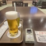 新千歳空港温泉 お食事処 - 札幌クラシック　グラス　お料理待ち　ブルブルで呼び出しあり　取りに行くセルフスタイル