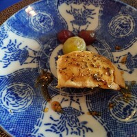 ル・トア・ド・パリ - 大き目なフォアグラの円やかさ
                    ブラックペッパーが効いてて
                    深みあるはちみつソースの甘みとの相性が良い
                    これは美味しいよねえ❕
                    付け添えの甘味あるマスカットとの相性も良く
                    これはワインと合うだろうねえ♪