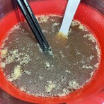 やまがた 心心  - 『男気ラーメン(中太ちぢれ)』のスープ