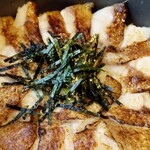 Nodoguro Meshi Hompo Itaru - ノドグロは厚みはありませんでしたが、ご飯を覆い被すようにたくさんのっていました。脂ものっていて美味しかったです