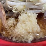 やまがた 心心  - 『男気ラーメン(中太ちぢれ)』のニンニク