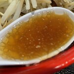 やまがた 心心  - 『男気ラーメン(中太ちぢれ)』のスープ