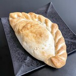 シナグロ - カルツォーネ 魚介のトマトソース 