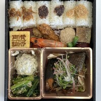 賛否両論 - 賛否両論 鰆の西京焼き 焼き茄子のソース弁当 （鮭の山椒焼き 若芽のソース/旬野菜のきんぴら/合わせ薬味/賛否両論のたまご焼き/いぶりがっことマスカルポーネのポテトサラダ/鶏の松風焼き/牛蒡おかき揚げ/鶏つくね・海老・いんげんの旨煮/魚介の佃煮/青菜の胡麻和え/さつまいもレモン煮/杏トマト/俵ご飯6つ(梅胡麻おかか、じゃこ山椒、鶏椎茸みそ)）　１４８０円　(2023/10)