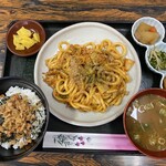 マルモ食堂 - 本日のランチ　豚キムチ焼きうどん(¥700)