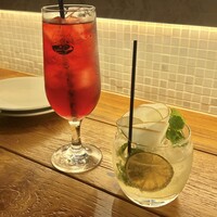 デ サリータ 渋谷 - 左:クランベリージュース・右:ヴァージンペアモヒート