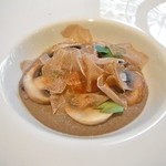 シュマン - じゃがいもと卵のきのこのピュレ　アルバ産白トリュフかけ