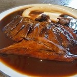 シュマン - スコットランド産 雷鳥を二皿のサービスで　胸肉のロースト　チョコレート風味のサルミソース
      