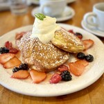 Cream Pot - こちらが、予想以上に味付けがライト。
            本場のパンケーキというだけで、必要以上に甘さを警戒していましたが、これがいい意味で裏切られました！
            フレッシュなベリーが爽やかで、これは美味しい