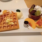 フォーシーズンズカフェ - 秋果実＆ほうじ茶プリンのワッフル