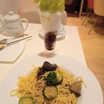 フォーシーズンズカフェ - ナスとズッキーニと豚肉のニンニク醤油スパゲティ　瀬戸ジャイアンツのパフェ