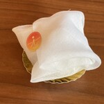 フランス菓子 パティシエ ショコラティエ イナムラショウゾウ - 一つ一つガーゼに包まれています