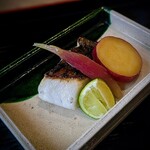 茜坂大沼 - 焼き物は、淡路の真魚鰹。薩摩芋と茗荷の甘酢を合わせて。皮に箸を入れると、ブワッと湯気が上がる絶品の炭火焼き。焼き物、本当に美味しい。