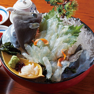 您可以直接享用当地的海鲜[生鱼片、生鱼片烧、寿司]！