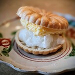 茜坂大沼 - 毎回楽しみな季節のアイス。今回は奈良の柿と白ワイン。アイス最中には、手作り求肥入り