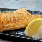 Salt-grilled salmon harasu