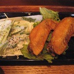 豆食堂ポロッポー - バッファローウィングとブルーチーズソースサラダ