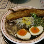 ちゅるるちゅーら ラーメン研究所 - 魚介豚骨赤マー油 チャーちゅる煮卵入り