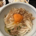 手打うどん かとう - 生醤油うどん、天かす生卵トッピグ