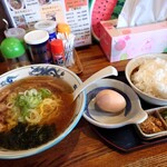 ラーメンロッキー - 地鶏ラーメン 950円(税込)。
            地鶏卵かけご飯 300円(税込)。