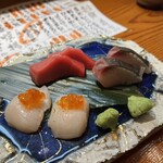 Sushi Sakana Atago - お造り盛り合わせ。2人前。帆立のイクラ乗せ、サワラの炙り、鮪中トロ。鮨屋の肴は旨みがしっかりしてる！