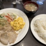 亜理亜恵 - 日替わり定食（スクランブルエッグと豚味噌ステーキ）
ご飯、お味噌汁お代わり自由&ドリンク付き
900円