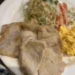 亜理亜恵 - 日替わり定食（スクランブルエッグと豚味噌ステーキ）
ご飯、お味噌汁お代わり自由&ドリンク付き
900円