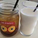 ヤチクロバーガー - 烏龍茶と八千代牛乳
