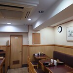 信濃追分蕎麦 初台庵 - 店内右奥のテーブル席。