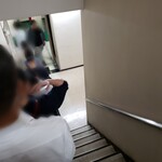 うどん処 重己 - 一巡目が入るとこの位置に。後ろはまだ並んでる。