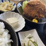 Oohira Tei - 小鉢は冷奴とマカロニサラダ、漬物